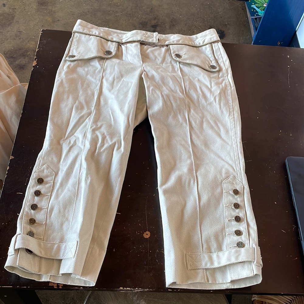 Button detailed capri pants